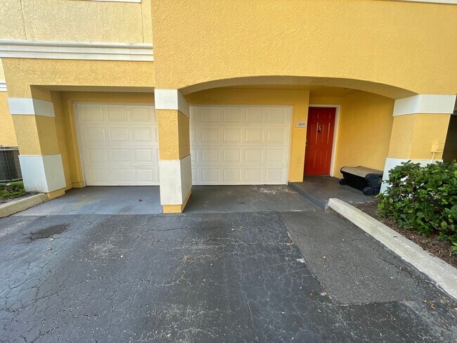 Building Photo - 2BR/2BA Visconti Townhome with 2-Car Garag...
