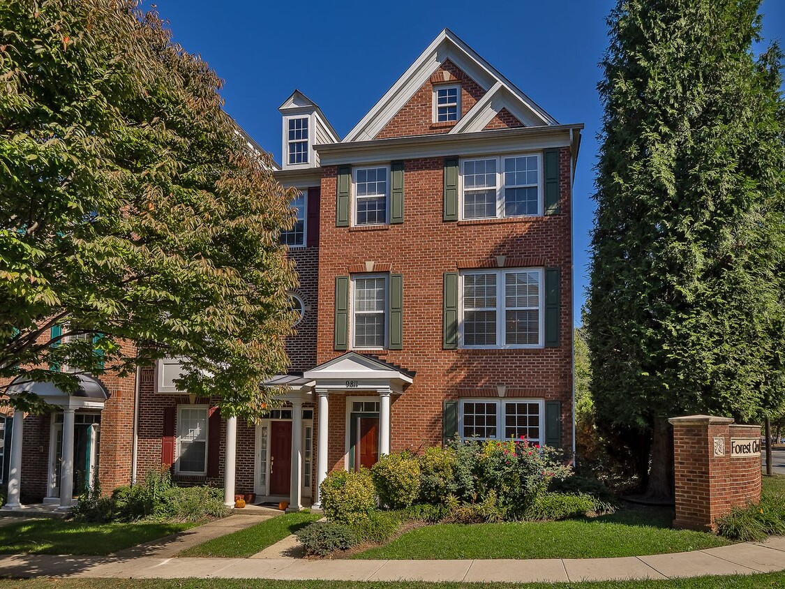 Primary Photo - Beautiful Bright End Unit Town Home Steps ...