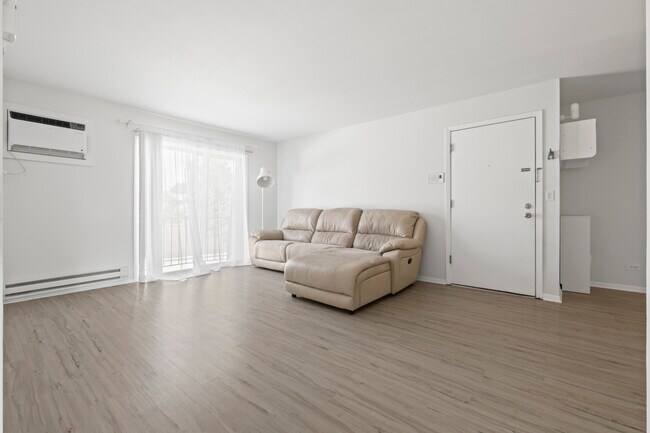 Building Photo - 201 N Waters Edge Dr