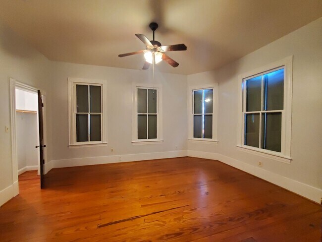 Building Photo - Large one story 3 bedroom Victorian cottage