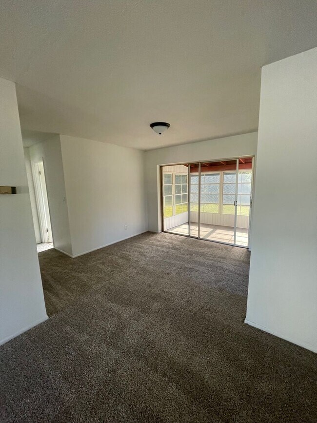Foto del edificio - 3 Bed 1 Bath Home | Pet Friendly Fenced Yard | Washer Dryer Hook Ups | Section 8 Welcome