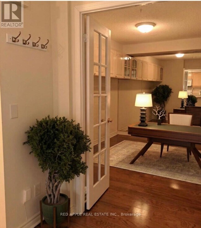 Photo du bâtiment - 350 Princess Royal Dr