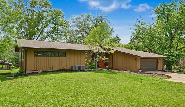 Building Photo - 1010 Parkview Dr