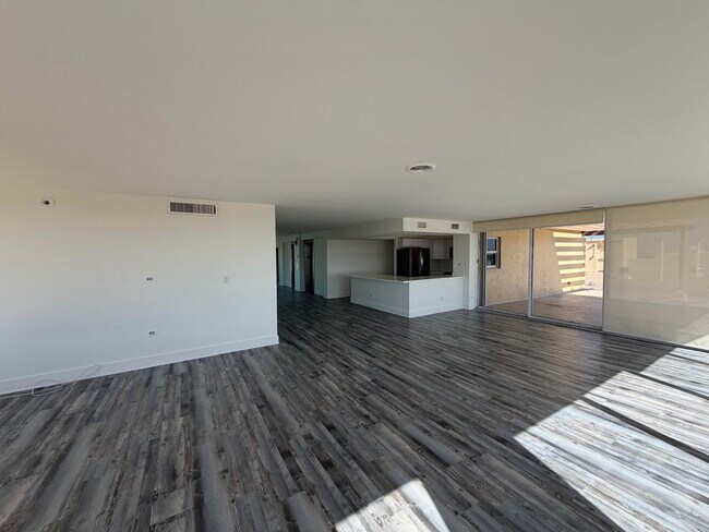 Building Photo - 2000 NE 135th St