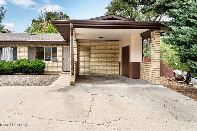 Building Photo - 201 E Aubrey St