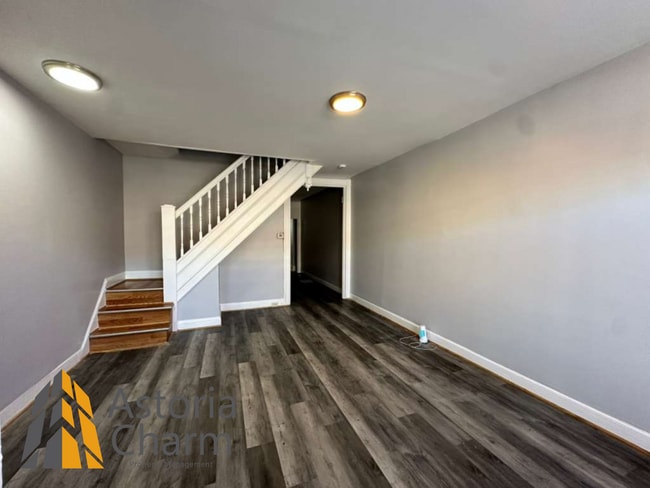 Building Photo - 3 Bedroom Plus Den Home with Renovated Kitchen and Fenced Yard