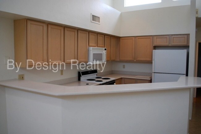 Building Photo - Large East Side 2 Bed 2 Bath Townhome