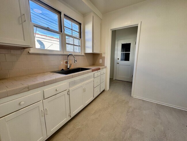 Foto del edificio - Large One Bedroom Great Location Wood flooring all throughout