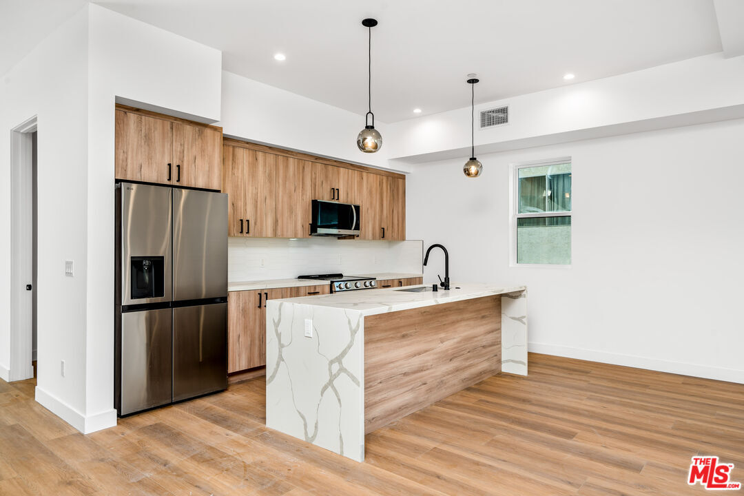 Foto principal - 10821 Morrison St