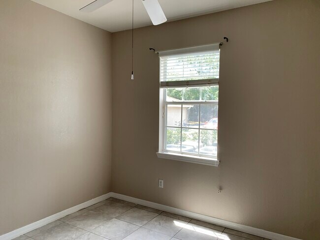 Foto del edificio - 5683 Star Rush Dr