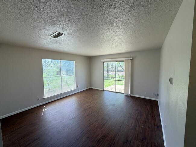 Foto del edificio - 8520 Woodstone Dr