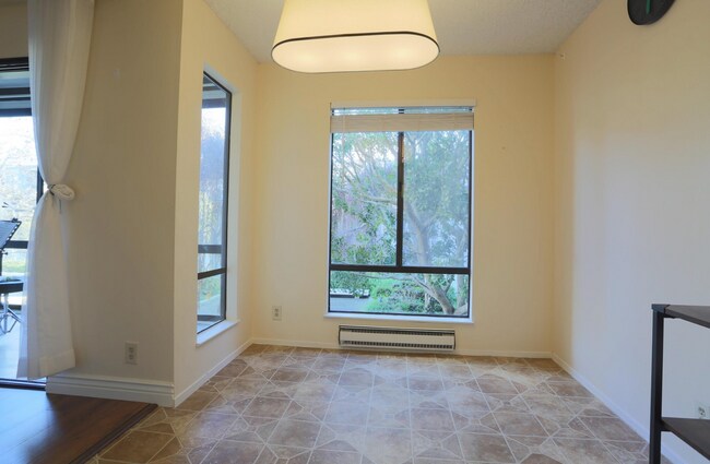 Foto del edificio - Large 1bd 1ba with enclosed Balcony at Res...