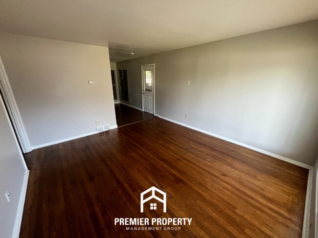 Building Photo - 242 Sullivan Dr