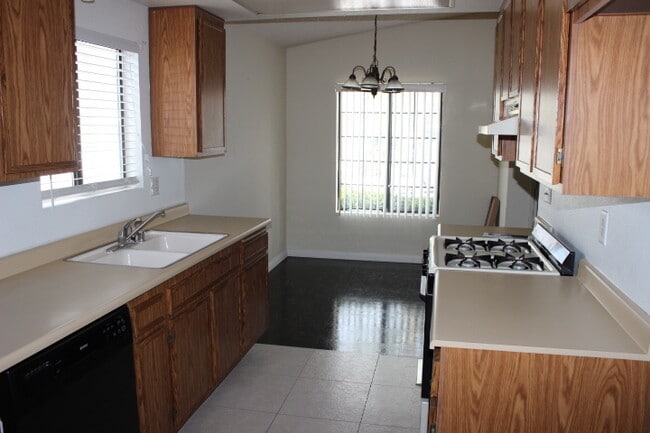 Building Photo - Cute 2 Bd 2 Ba Home 55+ Community!!!