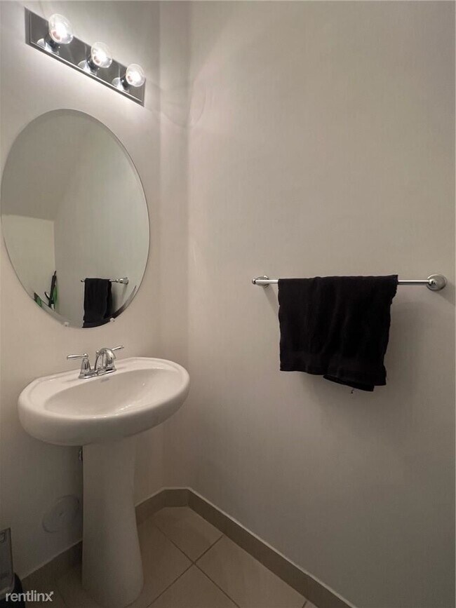 Building Photo - 3 br, 2.5 bath Townhome - 4234 N Dixie Hwy...