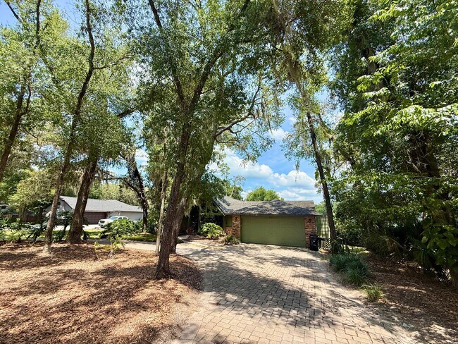 Foto del edificio - BEAUTIFUL 4/2 POOL HOME ON LAKE IN APOPKA ...