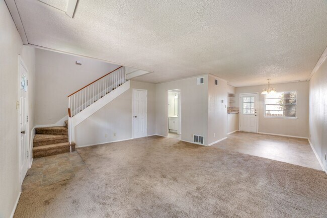 Foto del edificio - Charming 2-bedroom, 1.5 bath townhome in t...