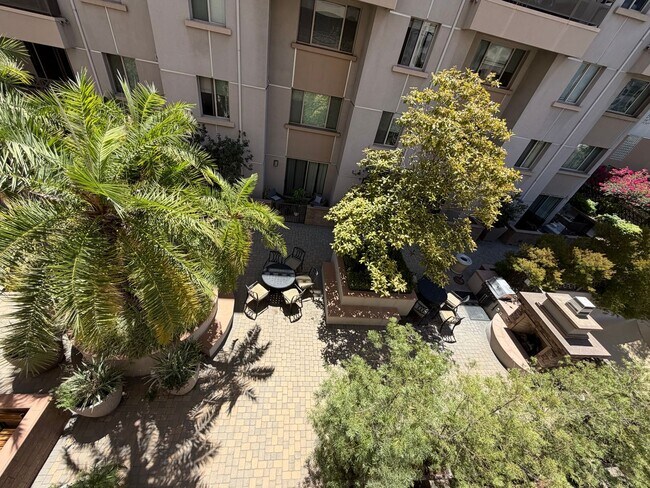 Foto del edificio - 931 E Walnut St