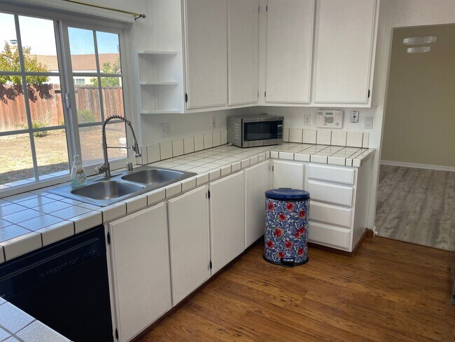 Building Photo - 4 Bedroom Home in Hayward