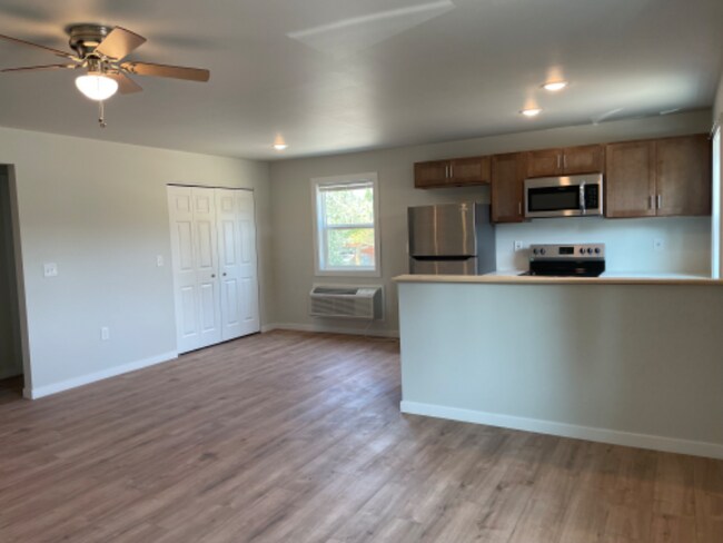 Foto del edificio - 1040 W 2nd St Ext