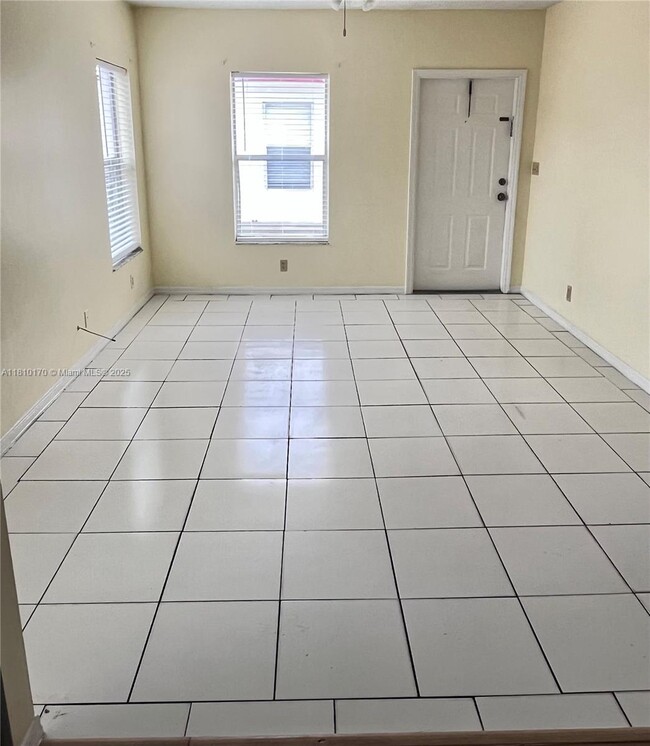 Building Photo - 2733 NW 13th Ct