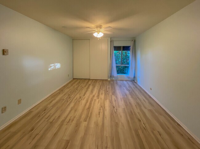 Building Photo - 4900 Overland Ave