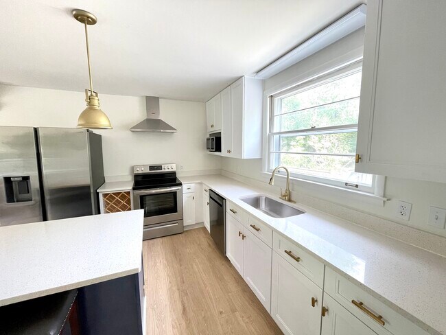 Building Photo - 4840 Torbay Dr