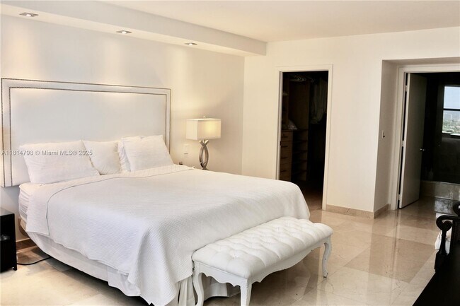Foto del edificio - 9801 Collins Ave