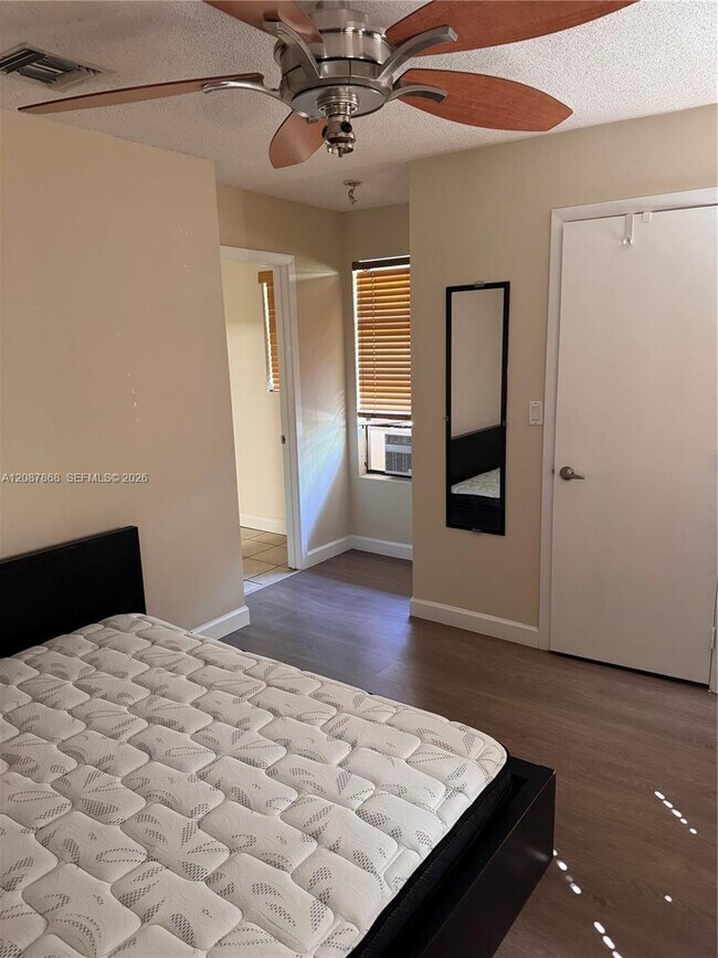 Foto del edificio - 9900 W Calusa Club Dr