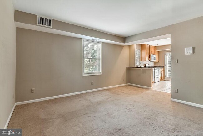 Building Photo - 1305 E Abingdon Dr