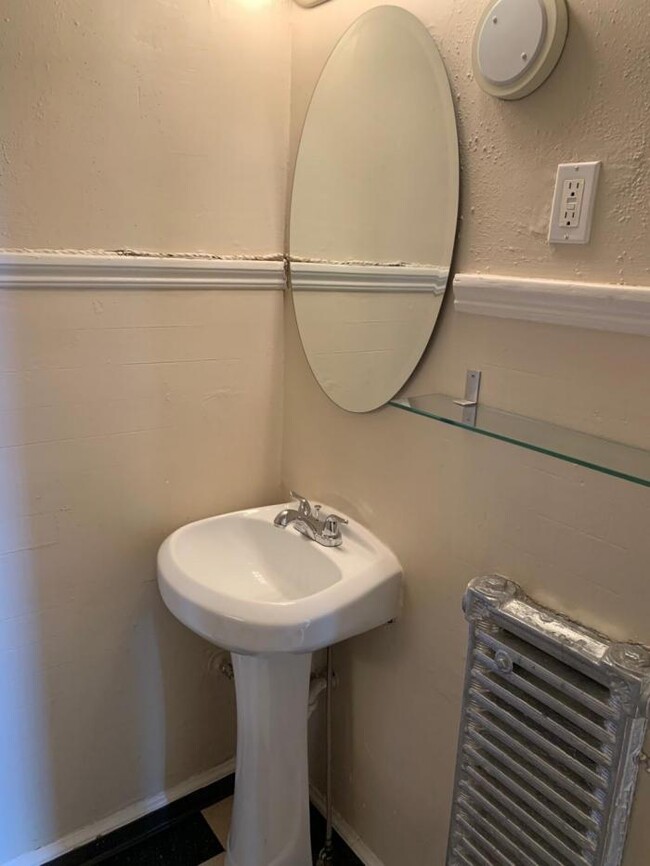 Building Photo - 1 bedroom in Seattle WA 98122