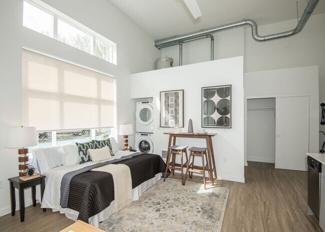 Foto del edificio - Spring Specials: Sleek & Modern Studio w/Condo-Grade Finishes + Patio!