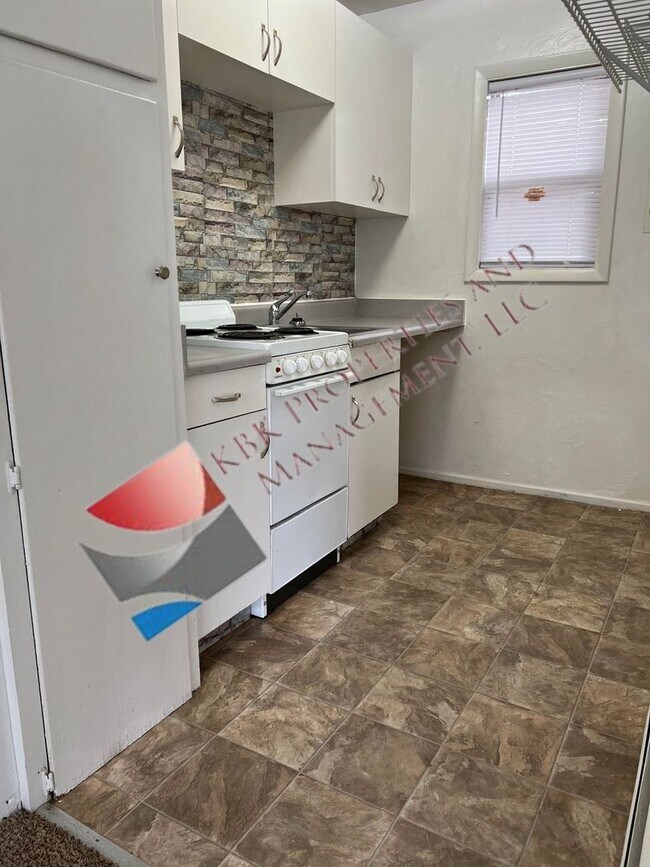 Building Photo - C &amp; J-300 Alamosa
