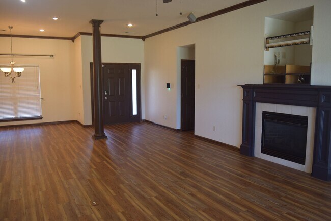 Building Photo - Lakefront Executive or Officers Quarters f...