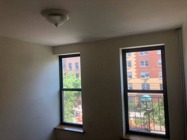 Building Photo - 428 E 116th St