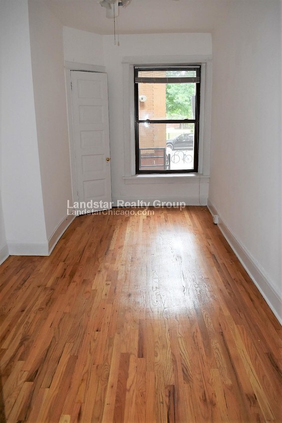 Primary Photo - Right by Depaul! 3 bed 1 bath. No deposit!