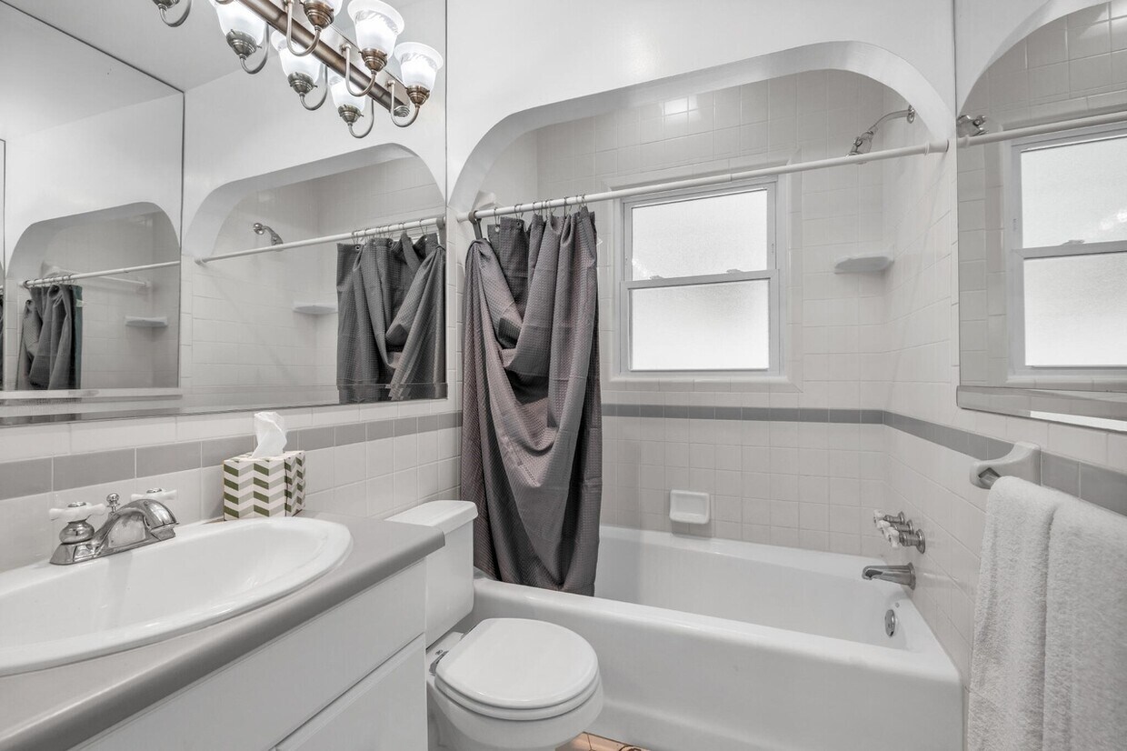 Building Photo - Fantastic low-maintenance property!