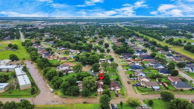 Foto del edificio - 5403 Village Ln