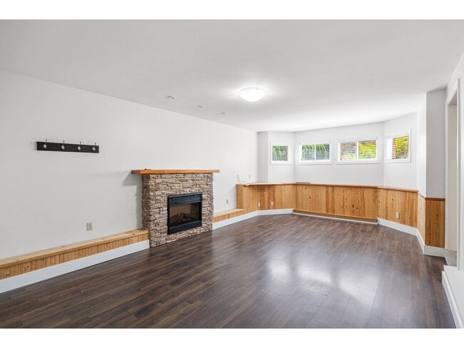 Building Photo - 15081-15073 73 Ave