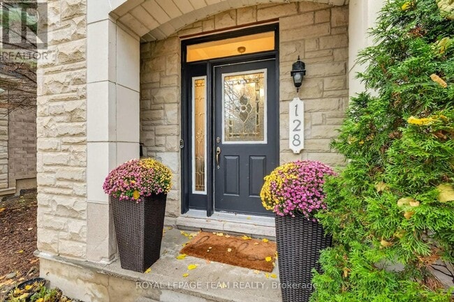 Photo du bâtiment - 128 Lanark Ave
