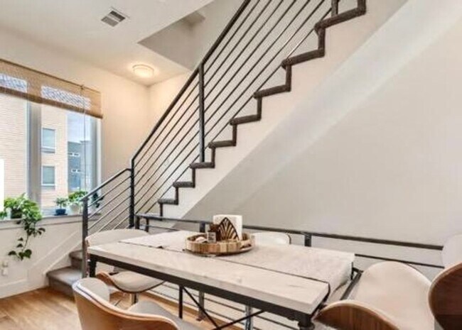 Foto del edificio - Special move in offer townhome for rent ne...