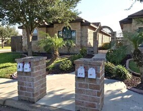 Building Photo - 618 S Dfw Dr