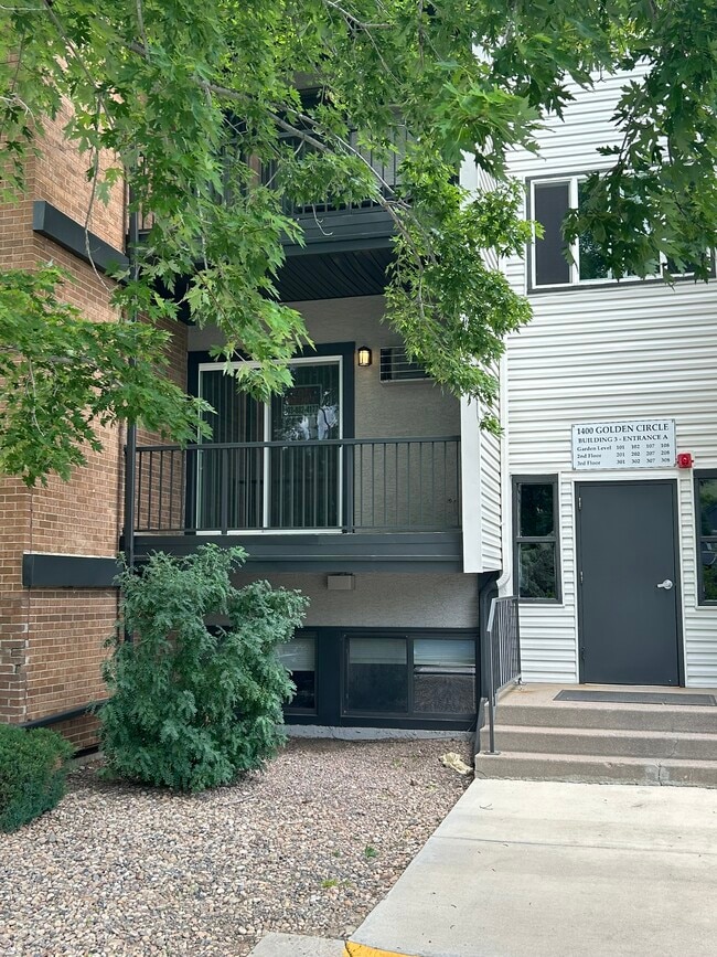Building Photo - 1400 Golden Cir
