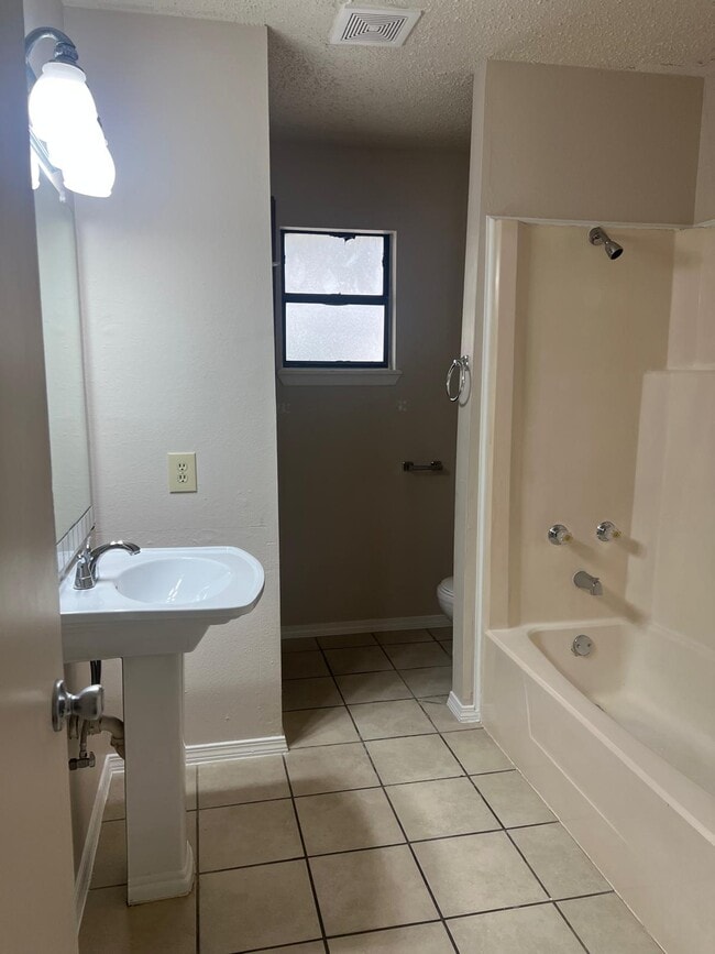 Building Photo - 909B Castle Heights Dr