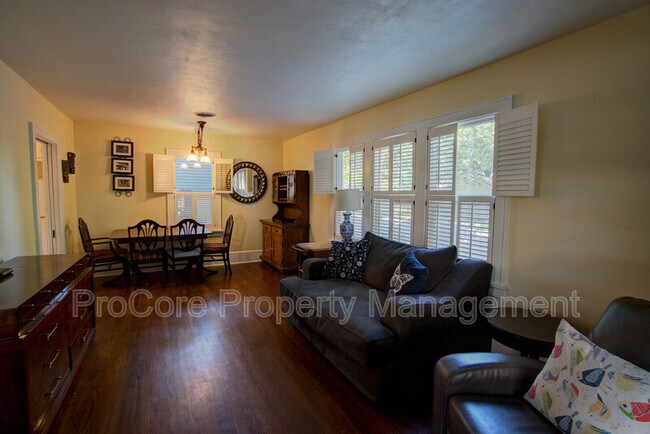 Building Photo - 2414 Heron St