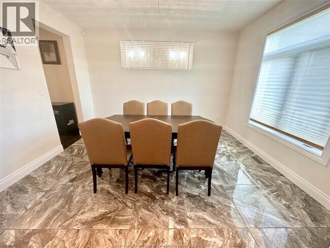 Building Photo - 1180 Regency Cres