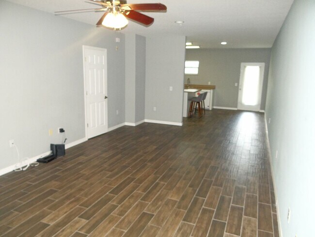 Foto del edificio - 2 bed/2.5 bath townhouse - 50% off 1st mon...