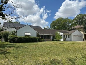 Building Photo - 903 Lamonte Ln