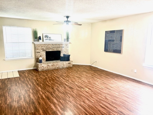 Building Photo - Townhouse! 2 bedroom 2.5 bath 2 car garage!