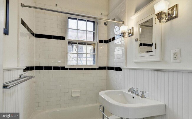 Building Photo - 2707 Adams Mill Rd NW